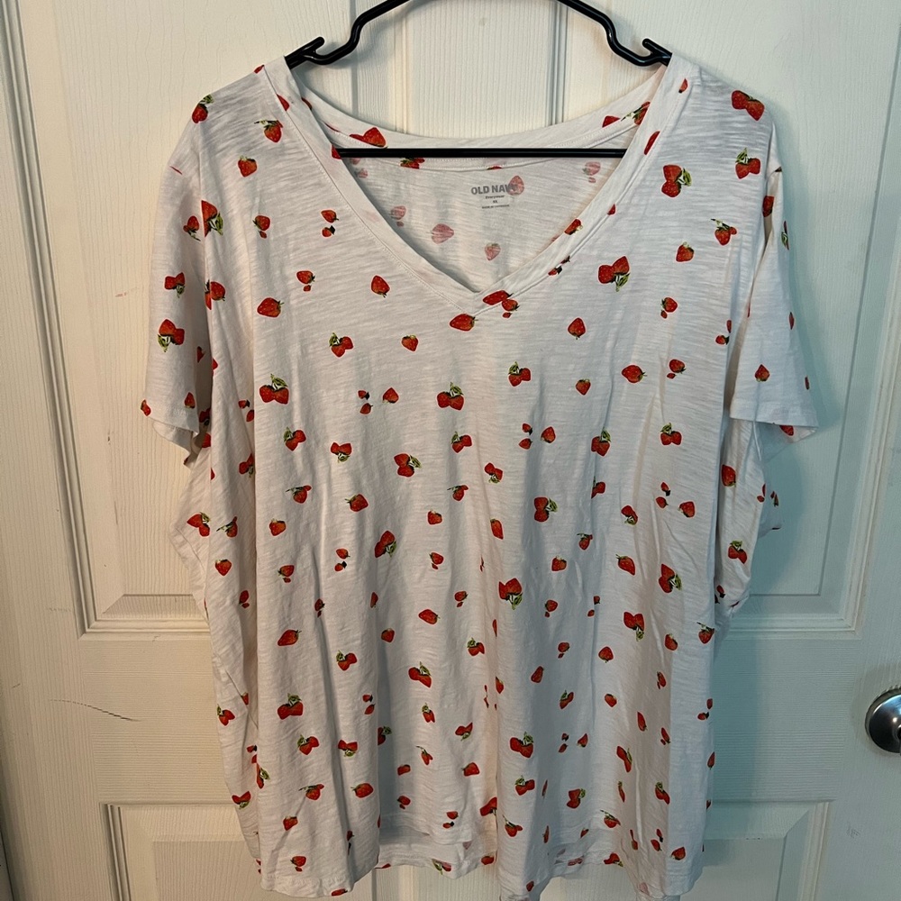Old Navy v-neck tee with strawberry print. Size 3X.
